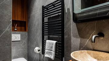 Een haardroger, handdoeken