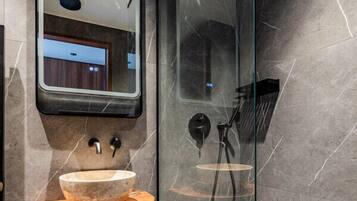 Een haardroger, handdoeken