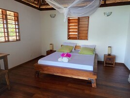 华丽双人房, 环礁湖景观 | 办公桌、笔记本电脑工作区、床单