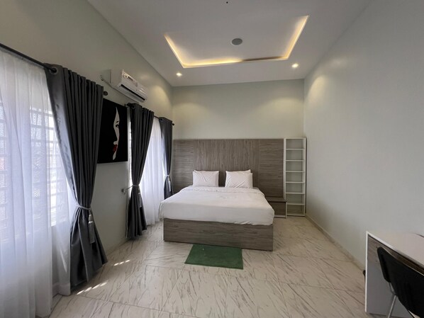 4 bedrooms, iron/ironing board, WiFi, bed sheets