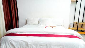 Phòng đôi phong cách cổ điển, 1 giường cỡ king | Phòng tắm | Buồng tắm vòi sen, đồ dùng nhà tắm miễn phí, áo choàng tắm