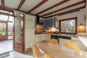 Fridge, microwave, oven, stovetop - Orchis4 Bungalow Near Dunes in Julianadorp (Julianadorp aan Zee)