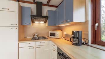 Een koelkast, een magnetron, een oven, een kookplaat