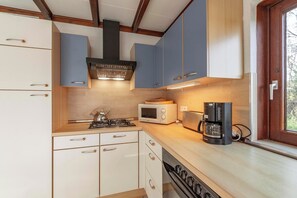 Fridge, microwave, oven, stovetop - Orchis4 Bungalow Near Dunes in Julianadorp (Julianadorp aan Zee)