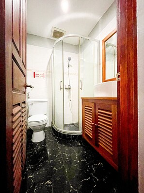 Zweibettzimmer, Stadtblick | Badezimmer | Hausschuhe