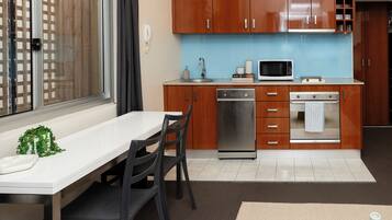 KylskÄp, mikrovÄgsugn, spishÀll och diskmaskin