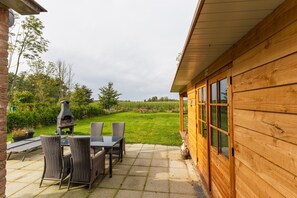 Outdoor dining - Cosy holiday home with garden (Ewijk)