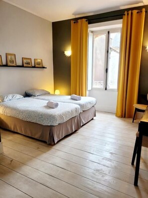 3 chambres, bureau, Wi-Fi gratuit, draps fournis