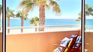 Een balkon met uitzicht op het strand en de oceaan.