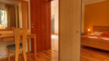 1 dormitorio, tabla de planchar con plancha, cuna de viaje y wifi gratis