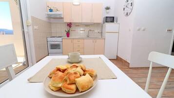 Een koffiezetapparaat/waterkoker, een koelkast, een microgolfoven