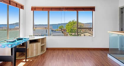 Beautiful lakeview & 6 bedrooms & 3 bathrooms & Renovated & Close to Rotorua CBD