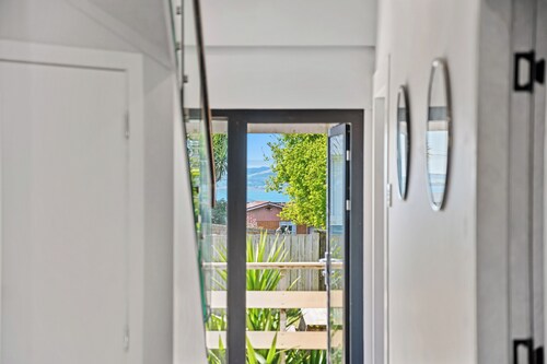 Beautiful lakeview & 6 bedrooms & 3 bathrooms & Renovated & Close to Rotorua CBD