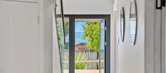 Beautiful lakeview & 6 bedrooms & 3 bathrooms & Renovated & Close to Rotorua CBD