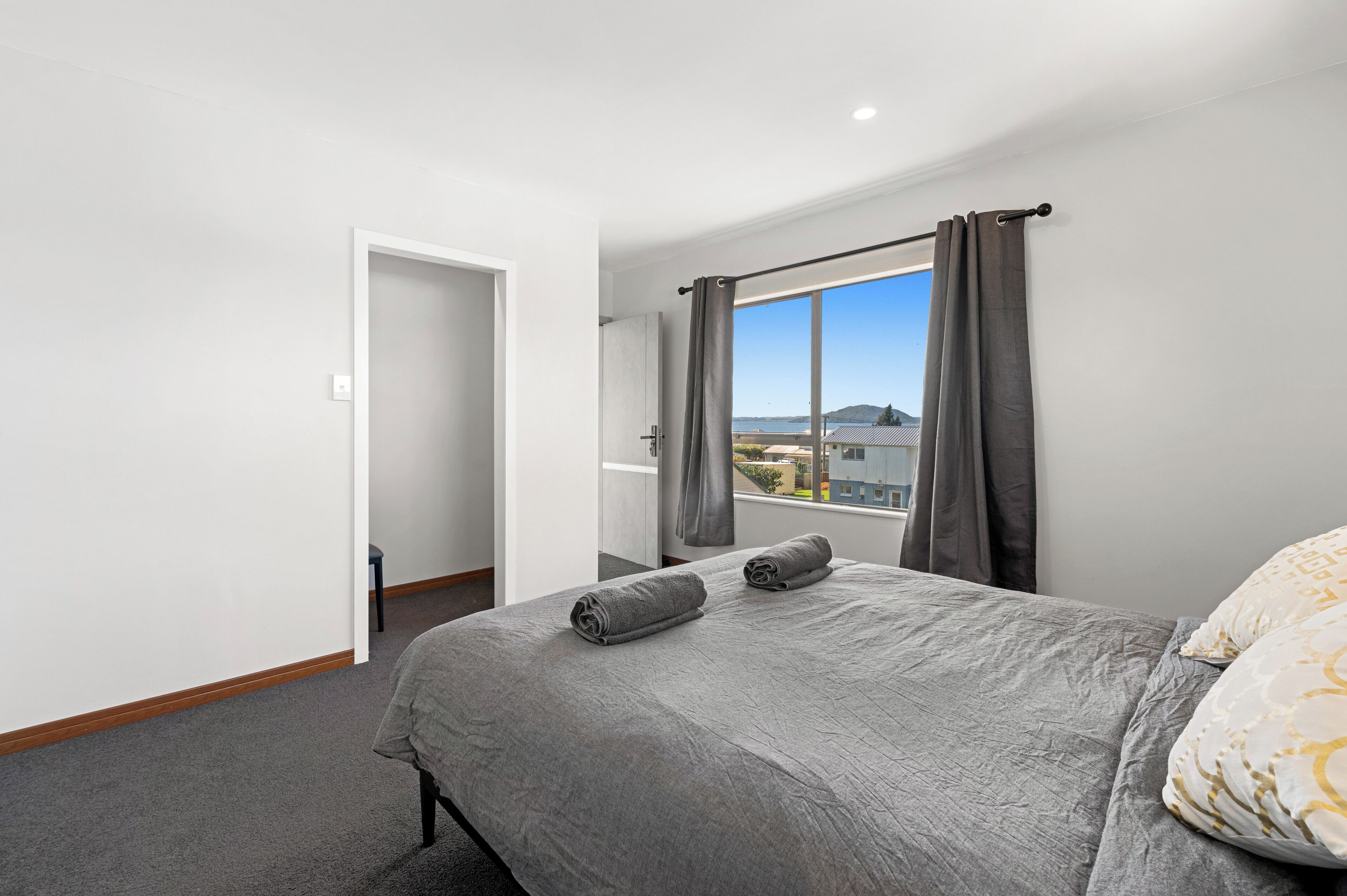 6 habitaciones, tabla de planchar con plancha, cuna de viaje y wifi 