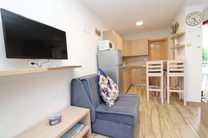 Smart TV - Seaside Apartments Hrkać - Studio Apartment with Terrace and Sea View 3 (Orebic)