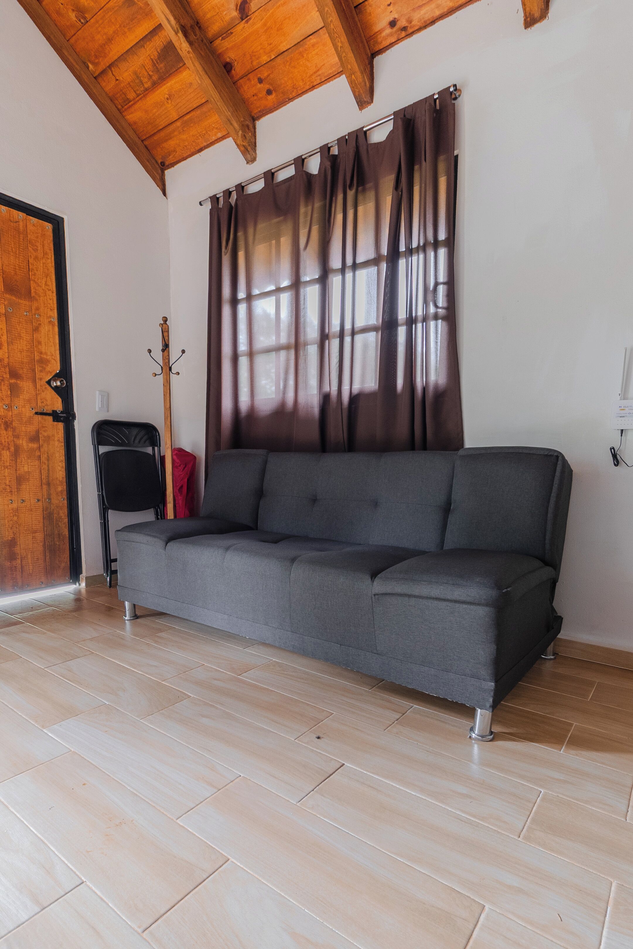 Hytte – basic, hageutsikt | Oppholdsområde | En 20-tommers Flatskjerm-TV med digitale kanaler