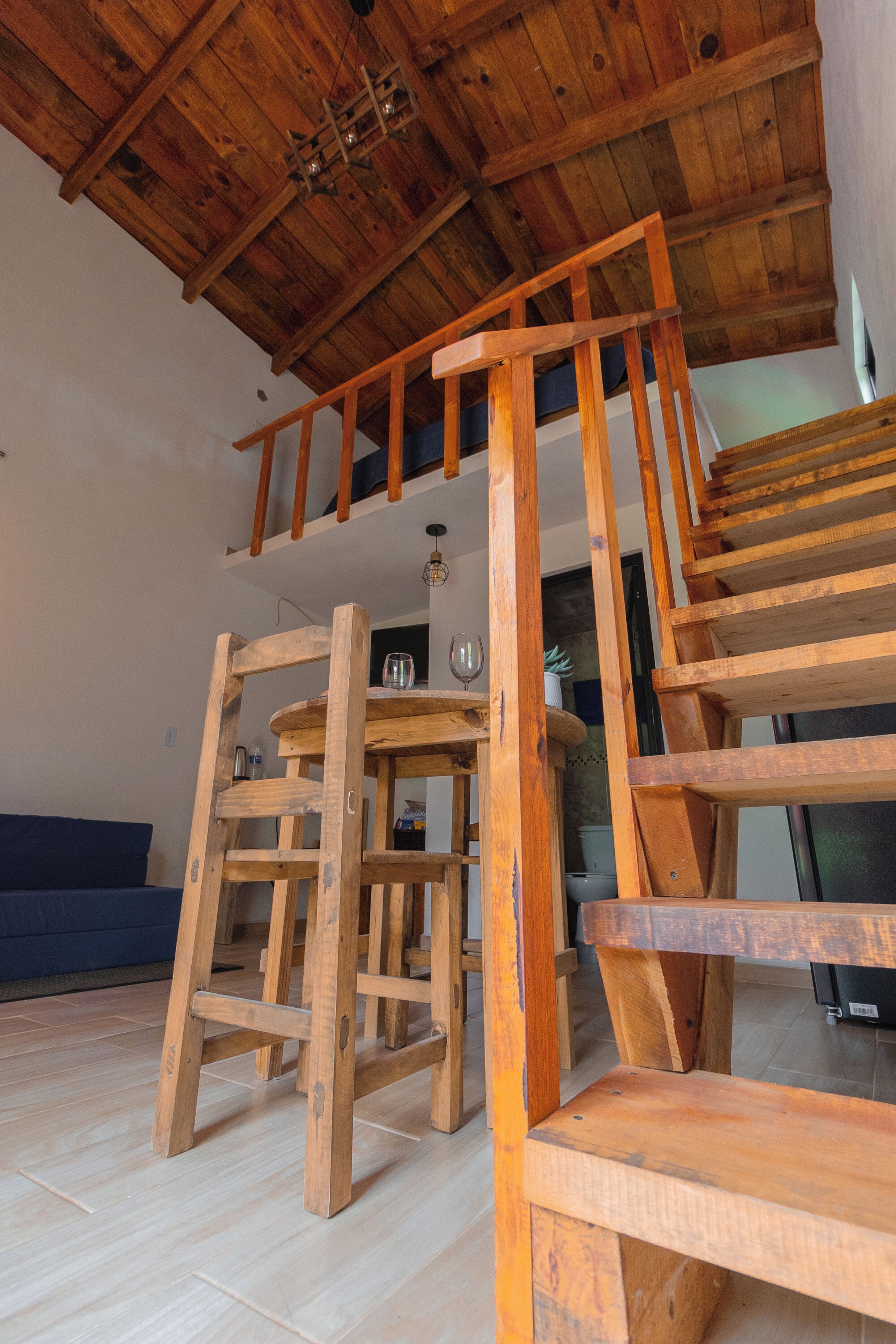 Una escalera de madera con una silla de madera al frente.