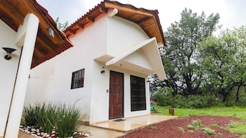 Romantic Cabin, Hill View | 1 bedroom, down duvets, free WiFi, bed sheets