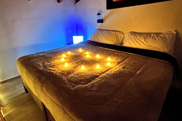 Romantisk hytte, utsikt mot høyde | Dundyner, wi-fi (inkludert) og sengetøy