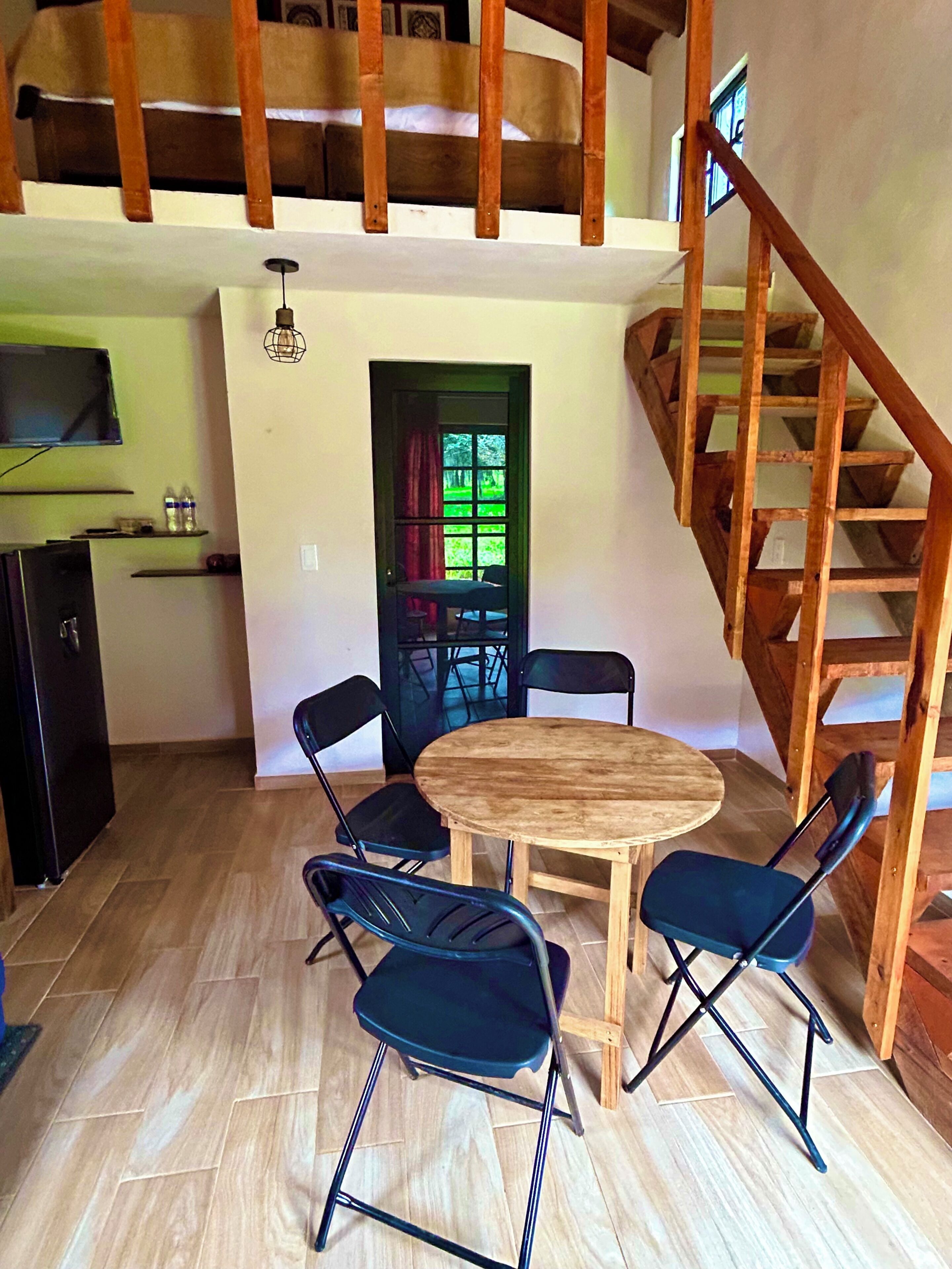 Cabaña romántica, vista a la colina | Edredón, wifi gratis y ropa de cama 