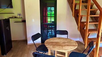 Cabaña romántica, vista a la colina | Edredón, wifi gratis y ropa de cama