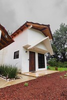 Cabaña romántica, vistas a la colina | Edredones de plumas, wifi gratis, ropa de cama