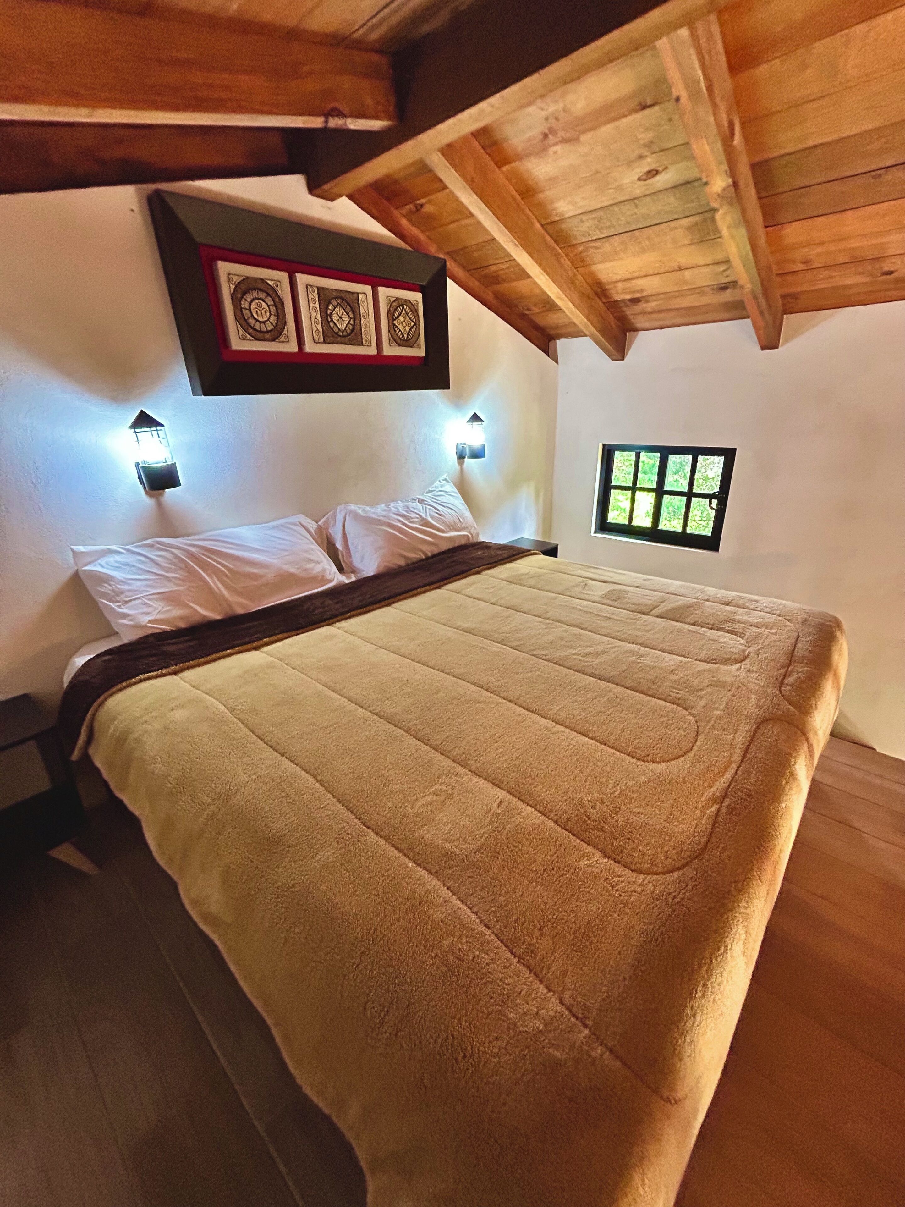 Cabaña romántica, vista a la colina | Edredón, wifi gratis y ropa de cama 