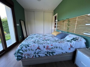 3 habitaciones, tabla de planchar con plancha, wifi y ropa de cama