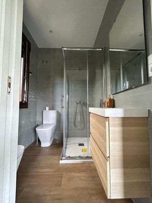 Secadora de cabello, toallas, jabón, papel de baño