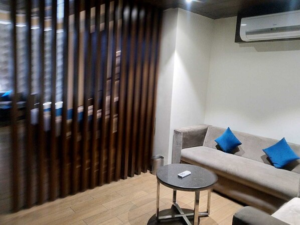 Standard Single Room | Living area - JB SKY HITON INN (Lucknow)