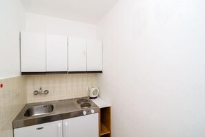 Frigorífico y placa de cocina