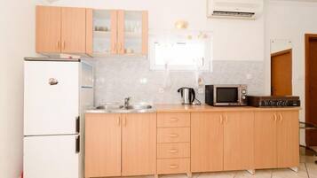 Fridge, microwave, stovetop