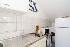 Kühlschrank, Mikrowelle, Herdplatte