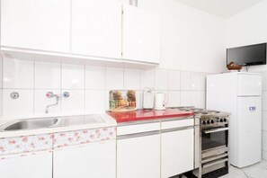 Kühlschrank, Mikrowelle, Ofen, Herdplatte