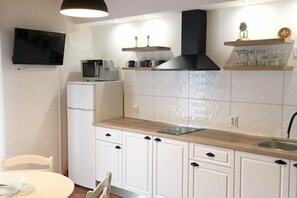 Fridge, microwave, stovetop, dining tables - Apartments Villa Nikol - Standard One Bedroom Apartment with Sea View (APT 6) (Trpanj)