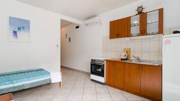 Fridge, oven, stovetop, dining tables