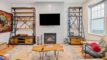 Televisie en een open haard