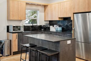 Geladeira, micro-ondas, fogão, cooktop