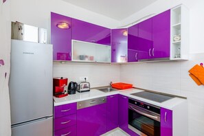 Kühlschrank, Mikrowelle, Ofen, Herdplatte