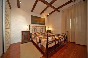 2 bedrooms, iron/ironing board, free WiFi