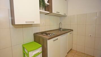 Coffee/tea maker, fridge, stovetop, toaster