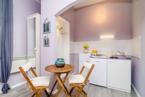 Kühlschrank, Herdplatte, Esstisch