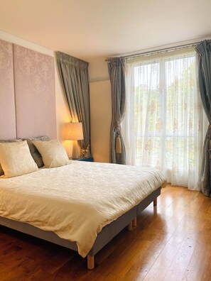 2 Schlafzimmer, Schreibtisch, Bügeleisen/Bügelbrett, Reisekinderbett