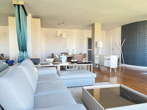 Interior - Luxurious 2-Bedroom Apartment Views of the Seine & Notre Dame - Heart of Paris (Paris)