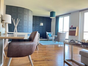 Interior - Luxurious 2-Bedroom Apartment Views of the Seine & Notre Dame - Heart of Paris (Paris)