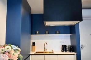 Een koelkast, een microgolfoven, een oven, een kookplaat