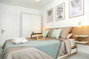 1 chambre, fer et planche à repasser, lit parapluie, accès Internet