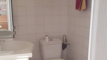 Douche, sèche-cheveux, serviettes fournies, savon