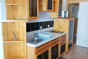 Kühlschrank, Mikrowelle, Herdplatte, Wasserkocher mit Kaffee-/Teezubehör